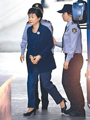 朴槿惠（左）近日已多次出庭。（資料圖片）