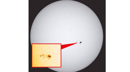NASA公布的照片顯示，太陽表面出現一個巨型太陽黑子。