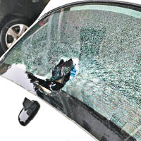 冰雹威力強勁，砸穿車輛的玻璃。（互聯網圖片）