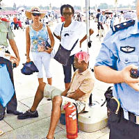 非洲男遊客到北京避暑，在天安門廣場遊覽時因中暑而求助。