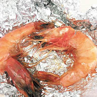 西安持續高溫，被錫紙包裹的蝦肉幾乎被焗熟。