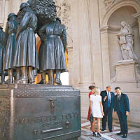 特朗普伉儷及馬克龍伉儷，參觀巴黎榮軍院。