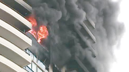 大樓冒出火光及大量濃煙。（電視畫面）