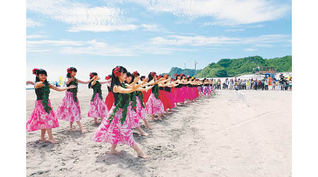 大批民眾參與海水浴場開幕禮。（互聯網圖片）