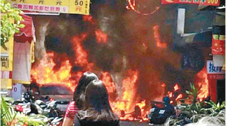逢甲商圈的日式餐廳發生爆炸，現場火光熊熊並冒出濃煙。（互聯網圖片）