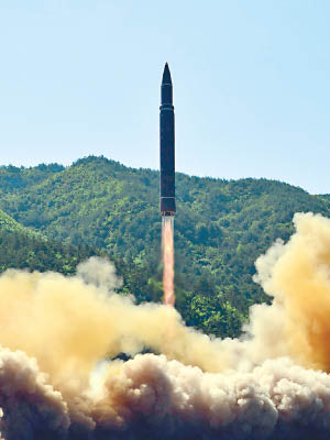 圖為北韓早前試射火星十四型洲際彈道導彈。