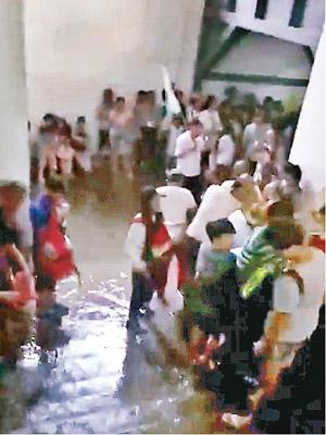 洪水湧入兵馬俑博物館內，遊客一度被困。（互聯網圖片）