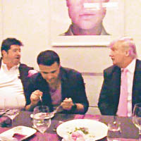 特朗普（右）曾被攝得與俄國富商進餐。