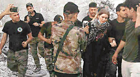 德國少女（右三）被伊拉克政府軍擒獲。（互聯網圖片）