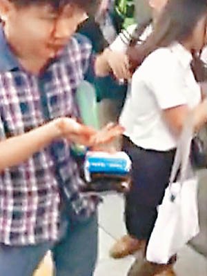 男乘客血流披面，請求月台上乘客幫忙。（互聯網圖片）