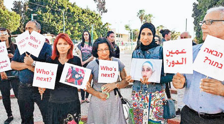 民眾聚集抗議少女被殺。（互聯網圖片）