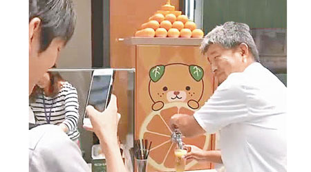 客人可自行扭開水龍頭斟蜜柑汁喝。（電視畫面）