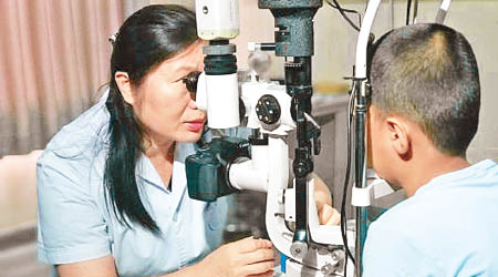 醫生為小浩（右）檢查眼睛。（互聯網圖片）