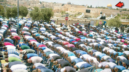 大批回教徒在祈禱。圖右上為圓頂清真寺（箭嘴示）。
