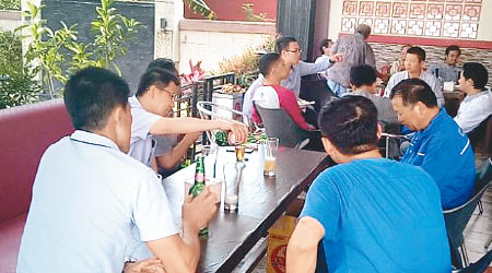 一批華裔工人飲酒慶祝。（互聯網圖片）