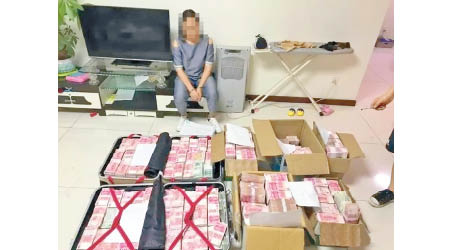 警方查獲數千萬元現金，鈔票放滿紙箱及行李箱。（互聯網圖片）