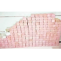 警方檢獲的現金堆成「鈔票牆」。（互聯網圖片）