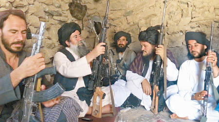 塔利班成員展示俄製武器。（電視畫面）