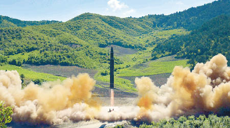 北韓早前試射「火星14」洲際彈道導彈。（資料圖片）