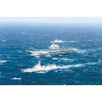 官媒文章指遼寧號航母（中）應靠近美軍基地海域訓練。
