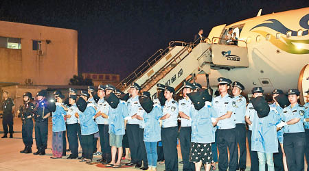 17名疑犯從柬埔寨乘機抵達成都。（中新社圖片）