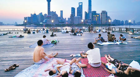 上海<br>上海外灘擠滿露宿乘涼的一家老幼。（互聯網圖片）