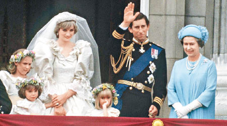 查理斯（右二）被指沒有珍惜戴妃（左三）。右一為英女王。（資料圖片）