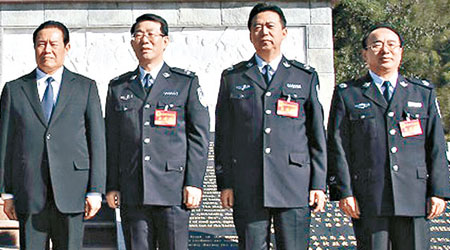 楊煥寧（左二）曾是周永康（左一）的副手。（互聯網圖片）