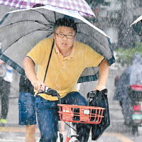 颱風「海棠」為福州帶來暴雨。（中新社圖片）