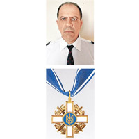 阿科波夫（上圖）的超卓駕駛技術備受讚賞，並獲頒英勇勳章（下圖）。（互聯網圖片）