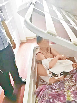 孕婦被警方發現後，驚慌失措穿上外衣。（互聯網圖片）