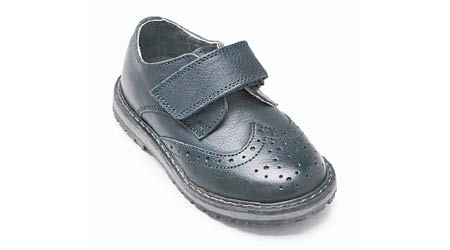 澳洲消委會調查指男童鞋的鞋內襯含有禁用物質。（互聯網圖片）