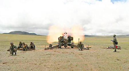 西藏軍區某旅在高原演訓場，跨晝夜實兵實彈演練。（互聯網圖片）