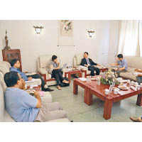 中國駐印度使館公使劉勁松（右二），敦促印方不要低估中方捍衞主權決心。（互聯網圖片）
