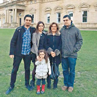 布里莫終與家人在英國聚首。（互聯網圖片）