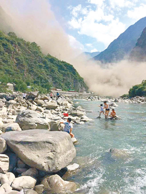 民眾拍得大量亂石與山泥直衝落山腳。（互聯網圖片）