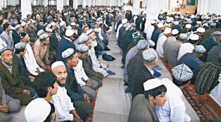 當局規定穆斯林必須持有禱告證才可禱告。（資料圖片）