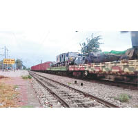 有人拍到印度途經安巴拉市的火車上，載有軍車及榴彈炮。