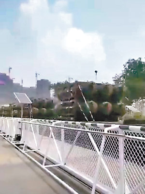 內地網民的短片顯示，運載大批紅旗導彈的火車急駛而過。（互聯網圖片）