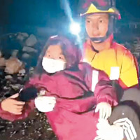 搜救人員從災場救出一名女孩。（互聯網圖片）