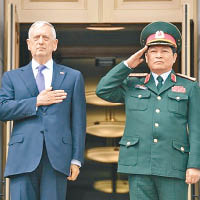 美防長馬蒂斯（左）與到訪的越南防長吳春歷會晤。
