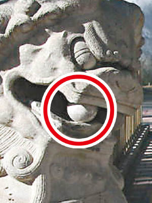 石獅口內原本有石球（紅圈示）。