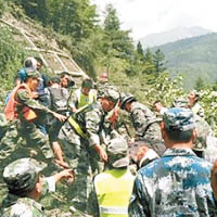 救援人員冒險在上寺寨救出兩名重傷遊客。（互聯網圖片）