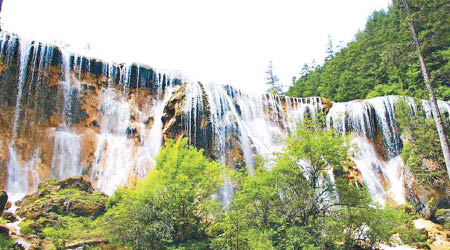 地震前<br>雄偉壯觀的諾日朗瀑布被譽為人間仙境。（資料圖片）