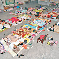 九寨溝縣的災民在廣場過夜。