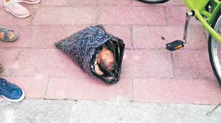 女嬰被放在黑色的膠袋中。（互聯網圖片）