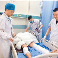 醫護人員為傷者治療。