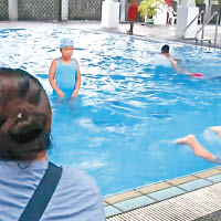 有家長把泳池當成託兒所，獨留幼童於泳池。（電視畫面）
