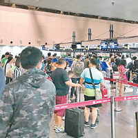 航空交通大受影響下，北京首都機場的旅客大排長龍。（互聯網圖片）