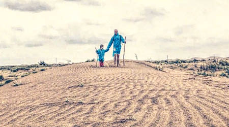 樂嘉與女兒烈日當空下，在沙漠徒步七十六公里。（互聯網圖片）